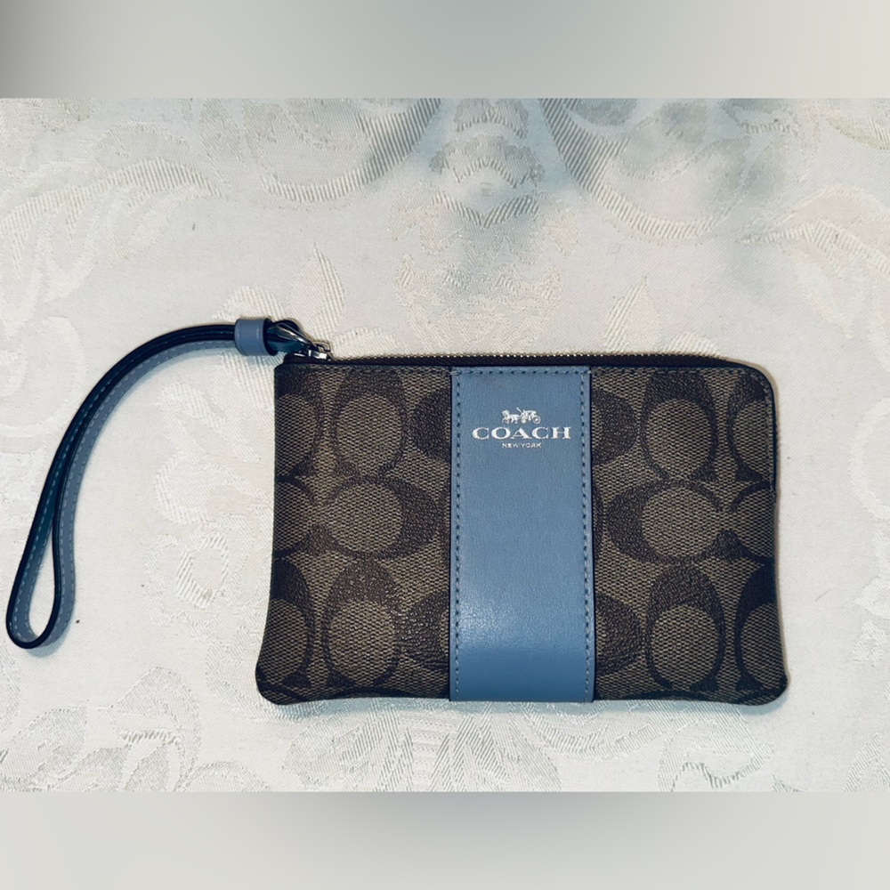 Coach NWOT Corner Zip Wristlet in Signature Canvas in Khaki/Marble Blue